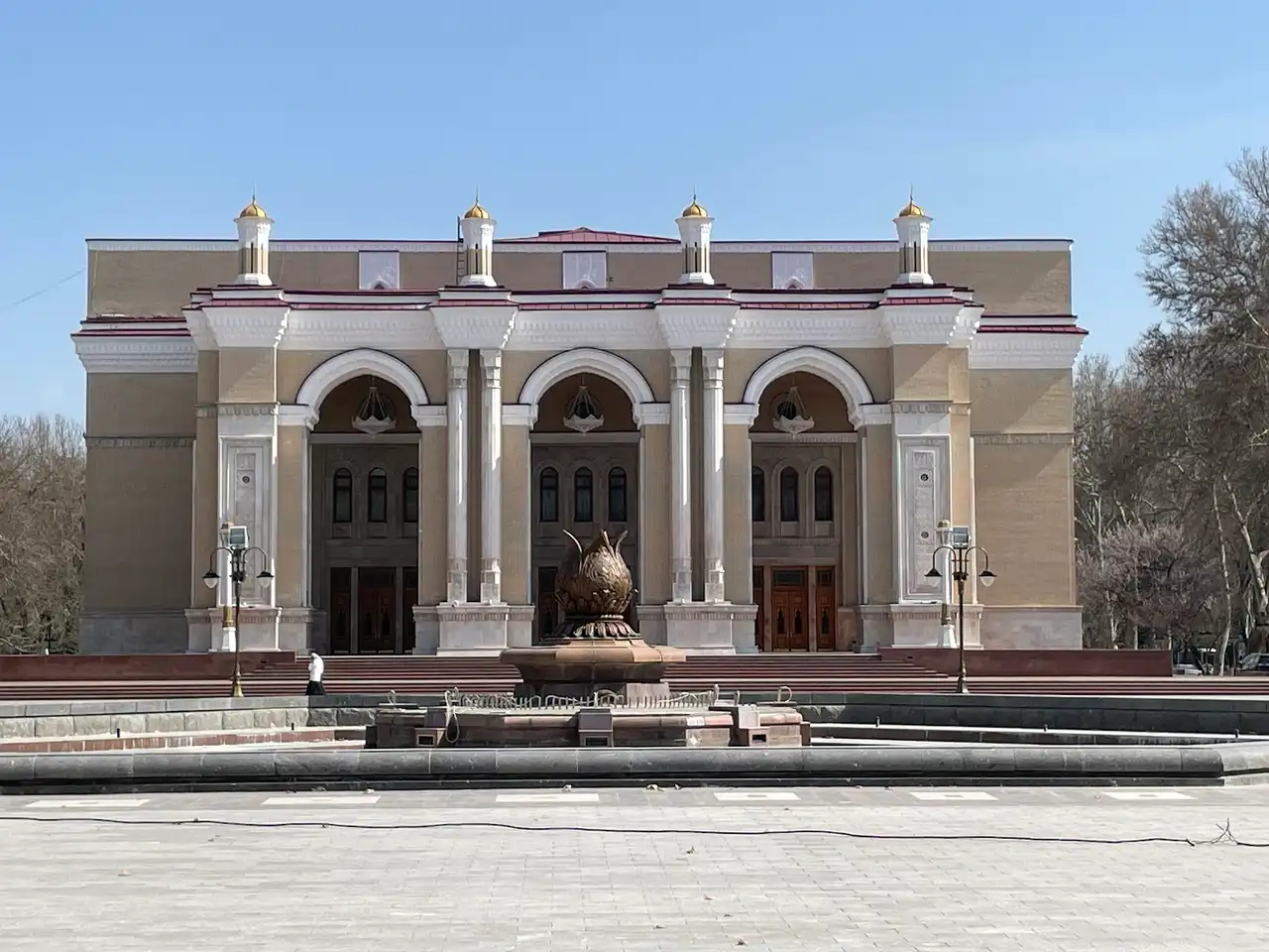 Вход Дипломат университет, Toshkent